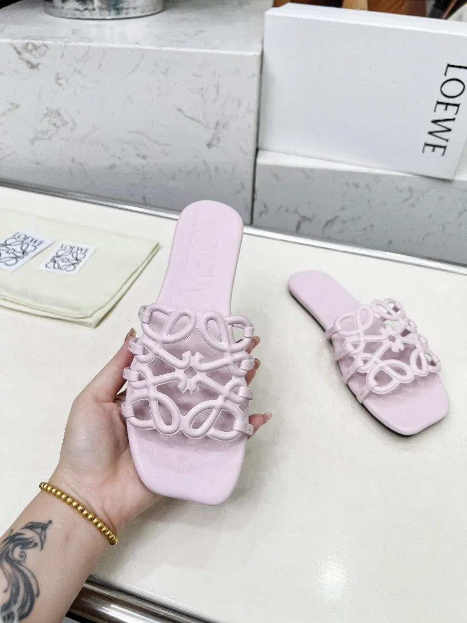 Gate Positive feedback Loewe Flat Functional Mule