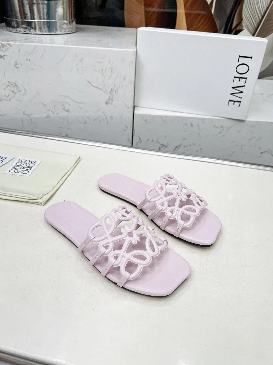 Gate Positive feedback Loewe Flat Functional Mule