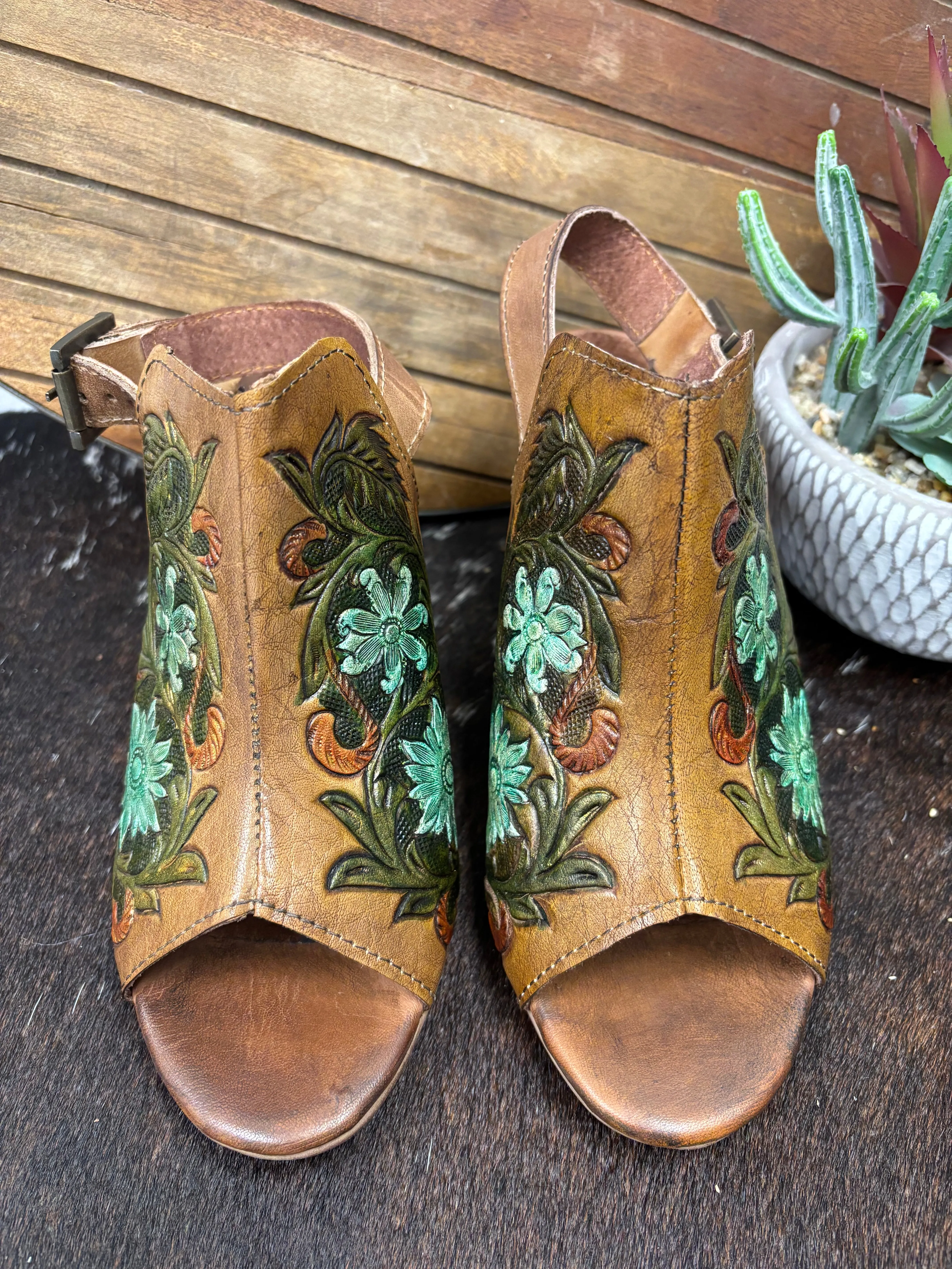 Roper Women's Tan Floral Tooled Leather Open Toe Zip Mule Sandal 0946-3307