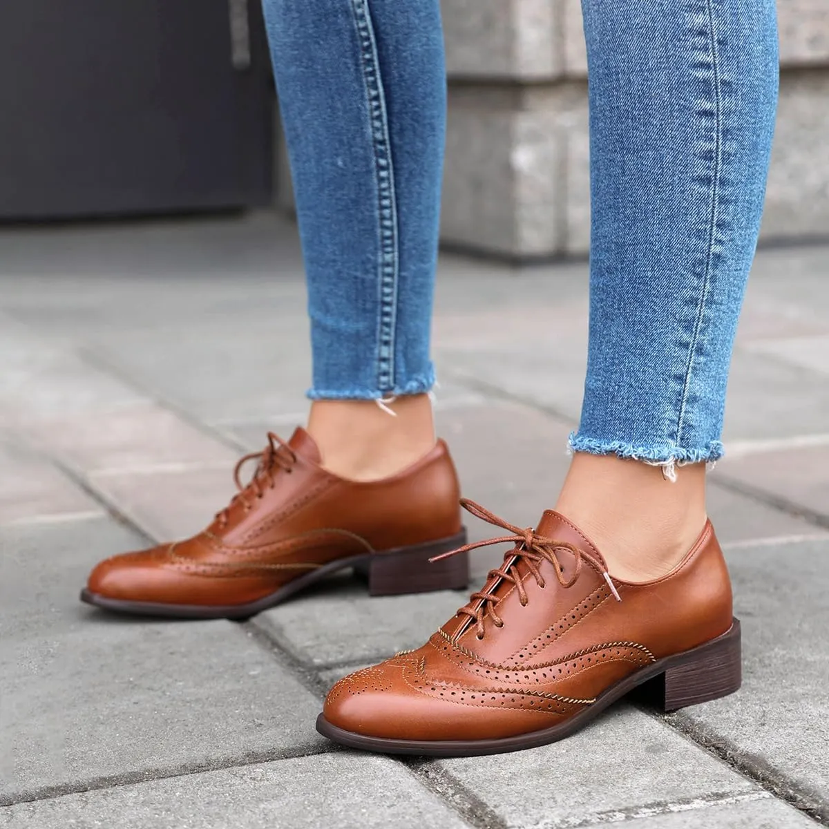 Women's Perforated Classic Lace-up Oxfords Brogue Wingtip Round Toe Derby Saddle Faux Leather Flat Shoes Evening Party Work Jeans Dress Shoes